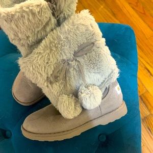 Makalu California fur boots with pom poms size 2